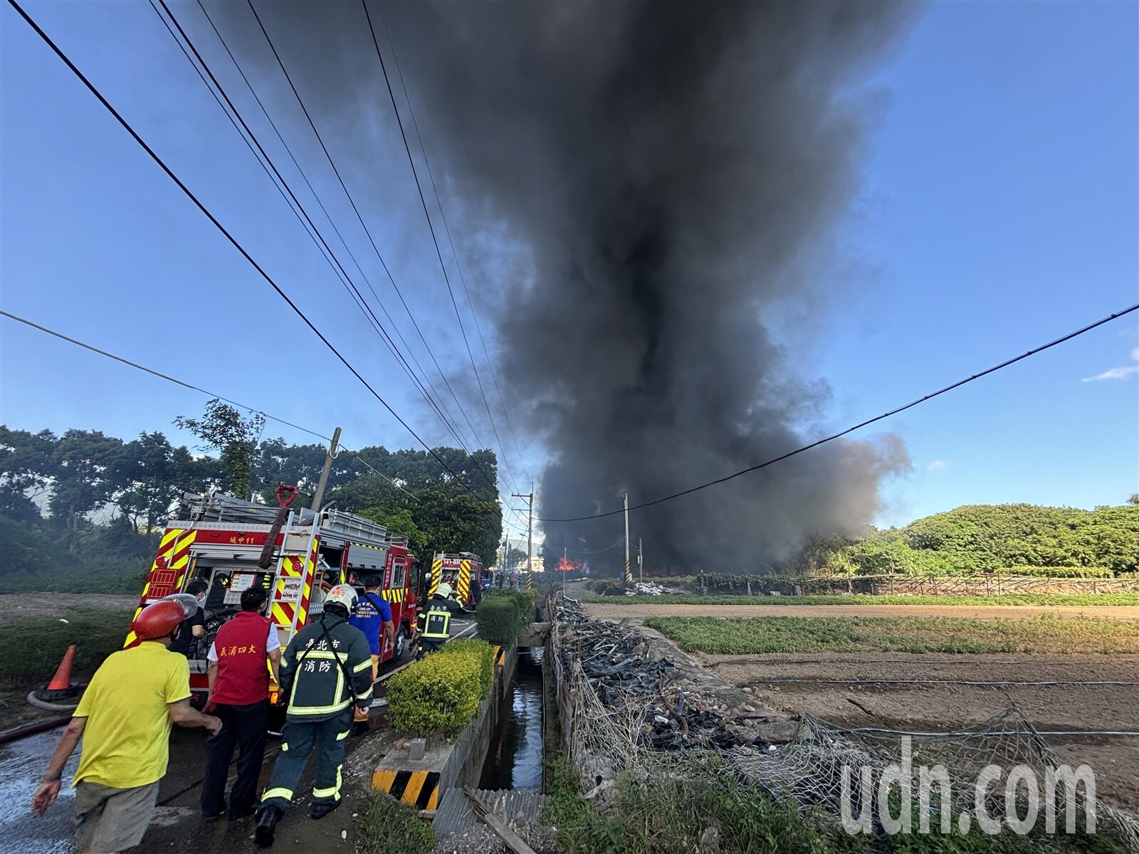 警消不斷增援共出動118名消防員，火勢於下午5時終於撲滅，現場無人傷亡，起火原因待查。記者李隆揆／攝影 