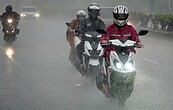 大雨一早炸高雄　注意短延時強降雨、雷擊