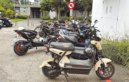 
台中警方指出，每到假日，火車站、公園周邊總聚集大批外籍移工，有些人為貪圖方便，常將「微型電動二輪車」、機車違停在紅線、禁止停車區，造成當地民眾通行困擾，警方常接獲檢舉。（張妍溱攝）
