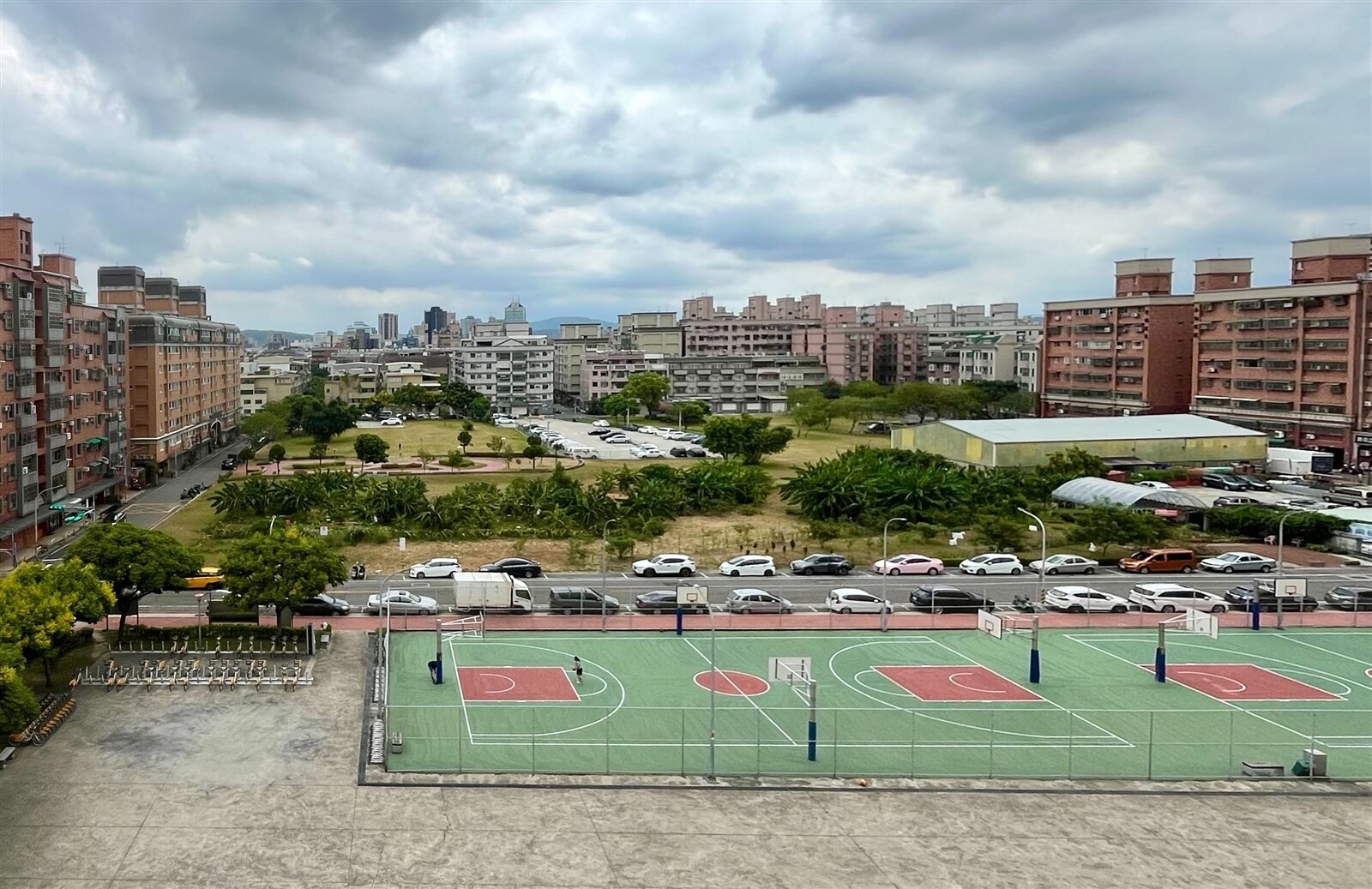 桃園市桃園區公二公園預定地至今未能完全徵收,市府計畫解編籃球場所在的市場用地和周邊兒童遊樂場用地並重劃成住宅區,透過以地易地方式,換得公二完整用地。記者陳俊智/攝影