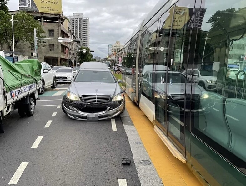 高齡85歲簡姓老翁7日傍晚5時31分許駕賓士車在高市三民區大順三路與鐵道一街交叉口違規左轉，撞上輕軌列車，賓士車頭保險桿脫落，幸無人受傷。圖／記者石秀華翻攝
