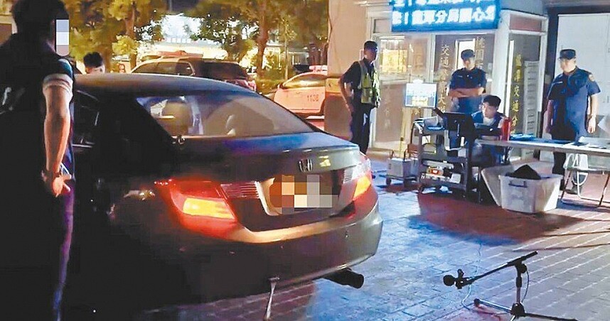 桃園市龍潭警分局6日晚間配合桃園市環保局執行靜桃計畫及防制危險駕車勤務,共攔查了17輛疑似改裝的汽、機車,其中1輛深灰色本田喜美9代噪音車,竟然測出高達118分貝,明顯超標,當場依《噪音管制法》舉發。圖/警方提供