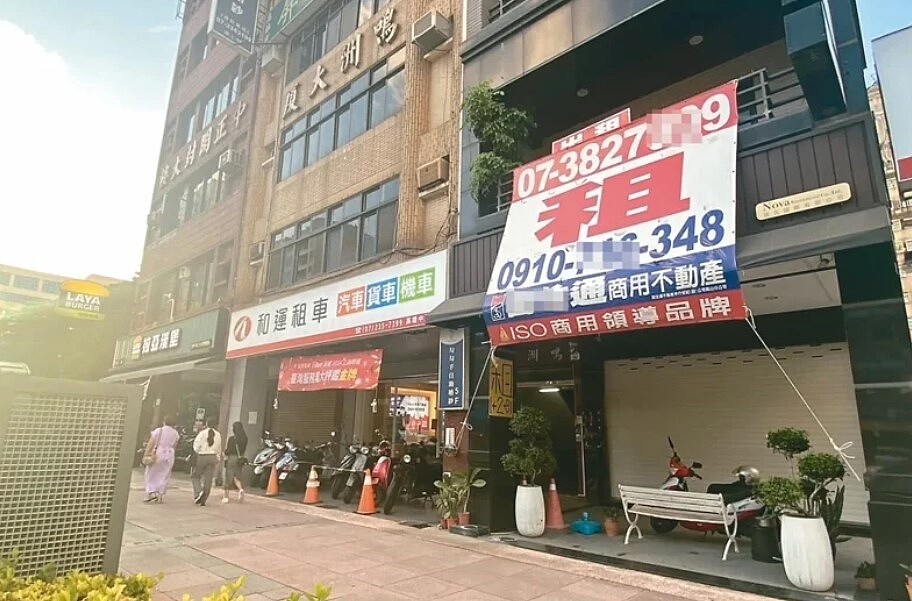 高雄市環保局以妨礙觀瞻為由通知房仲業者拆除懸掛在建築物外牆的租售廣告物。圖/記者石秀華攝影