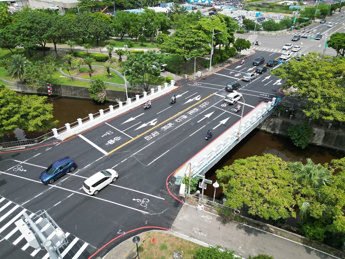 三民區自由橋拓寬並新增左轉道。圖／高雄市工務局提供