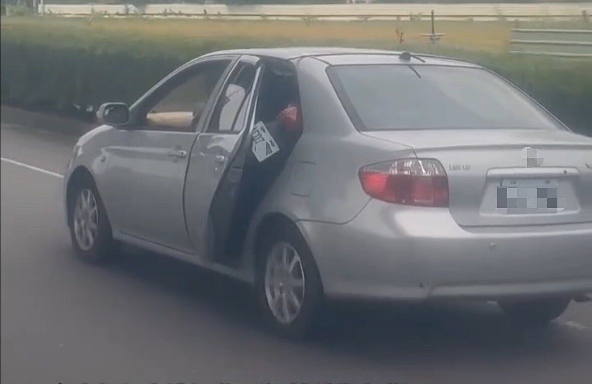 網路流傳在台南市歸仁區歸仁大道上,有輛轎車後座載運機車。圖/翻攝自社會事新聞影音臉書社群