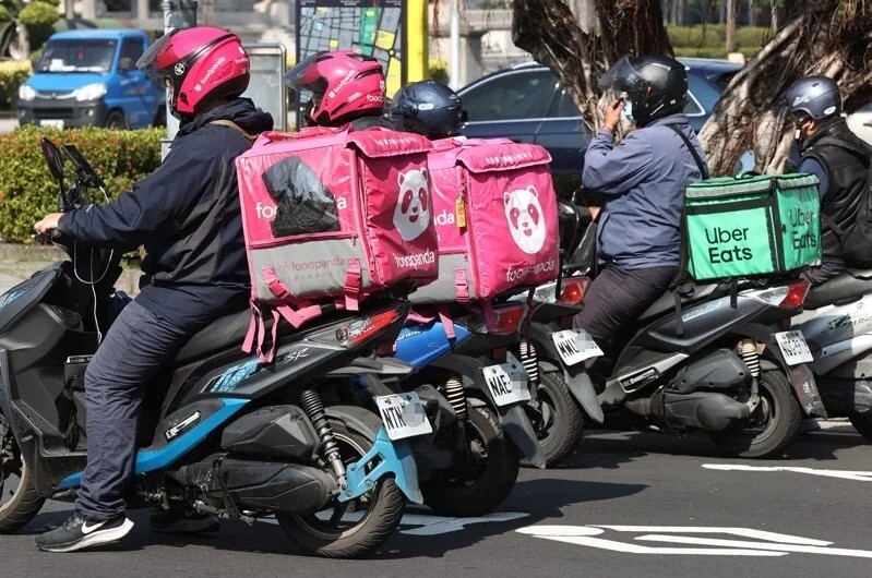 台南市政府訂定自治條例，要求外送平台幫外送員強制投保責任險，Foodpanda違規被罰6萬元，提行政訴訟告贏市府。示意圖。本報資料照片 