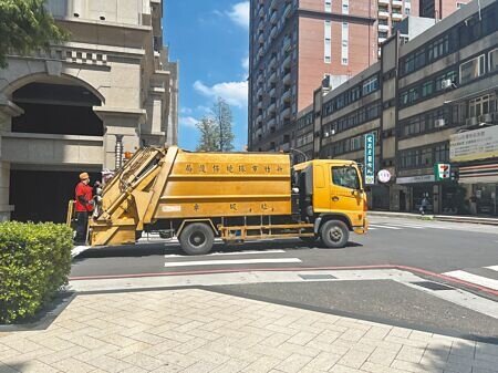 新竹市審計室報告指出,新竹市為新竹科學園區所在地,常住人口大於設籍人口,一般廢棄物生產量持續上升,民進黨新竹市議員劉崇顯認為,環保局應考慮垃圾隨袋徵收。(王惠慧攝)