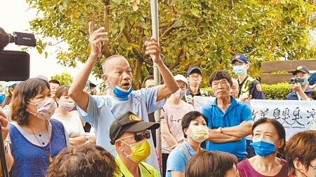 
彰化縣大村鄉一處養雞場臭味令加錫村、大崙村居民受不了，抗議民眾希望養雞場業者能限期改善。（葉靜美攝）
