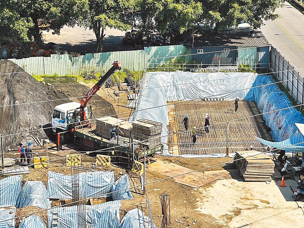 新北市三峽區介壽路二段183號後方擬興建垃圾貯存場,引起當地居民反彈。新北市環保局說,已接獲業者來函稱,該地不再依原規畫使用。(民眾提供/賀培晏新北傳真)