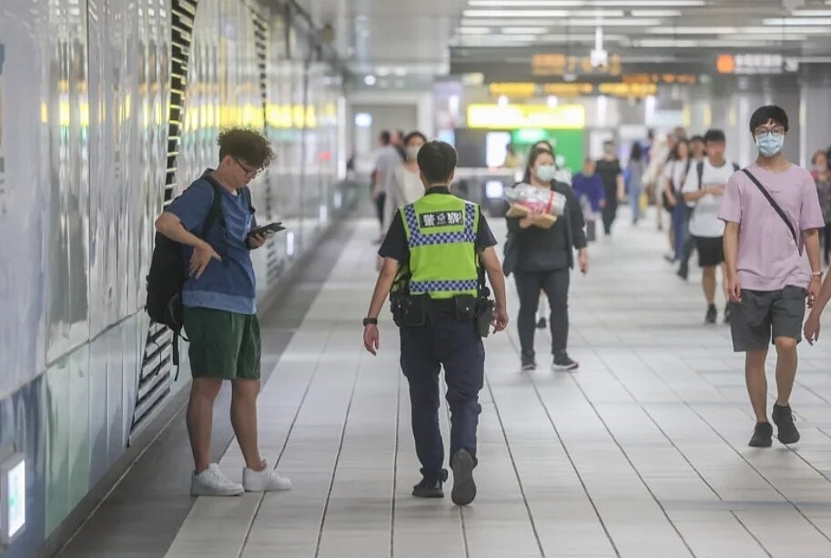 北市議員發現，北捷警察能同時上線的警力數，尖峰時段僅42人，非尖峰更只剩32人，轄區員警往往比捷運警察更快到達事故現場。圖／記者葉信菉攝影