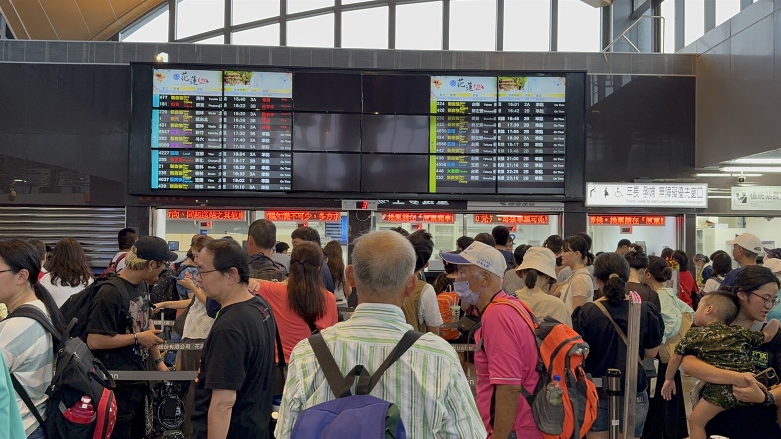 大雨打亂東部交通，花蓮北上鐵公路中斷，大批旅客在花蓮火車站苦候。記者王燕華／攝 