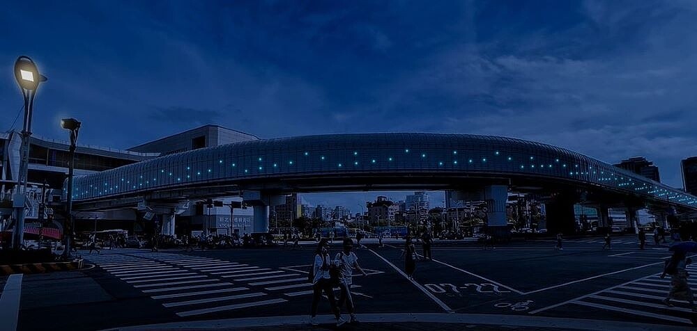 新北環狀線板橋站隔音牆燈光模擬。〈捷運局提供〉