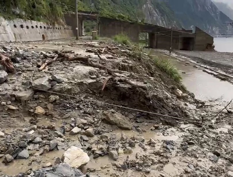 花蓮8日午後大雨，造成蘇花公路土石流，泥流漫淹過北迴線崇德路段，東西正線全被土石淹沒。圖／民眾提供
