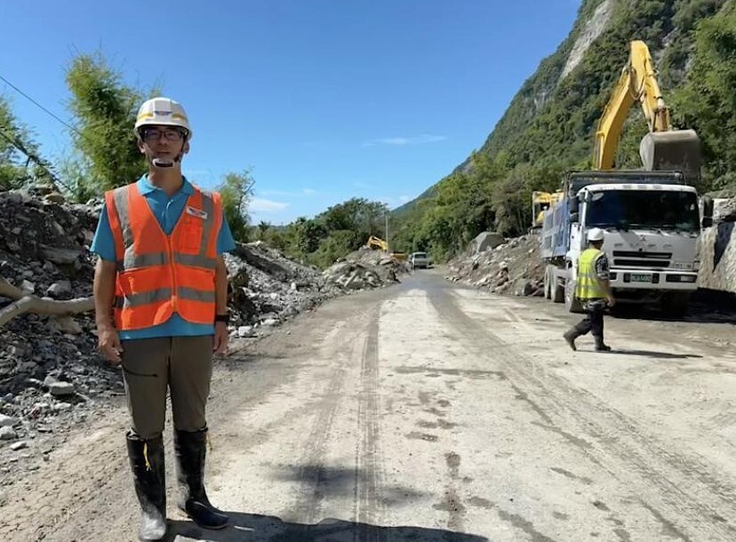 台9線164.5 K昨發生土石流,交通部表示,9日再加派機具及卡車進行土石清運,預計10日下午5時搶通雙向及開放夜間通行。圖/交通部公路局提供