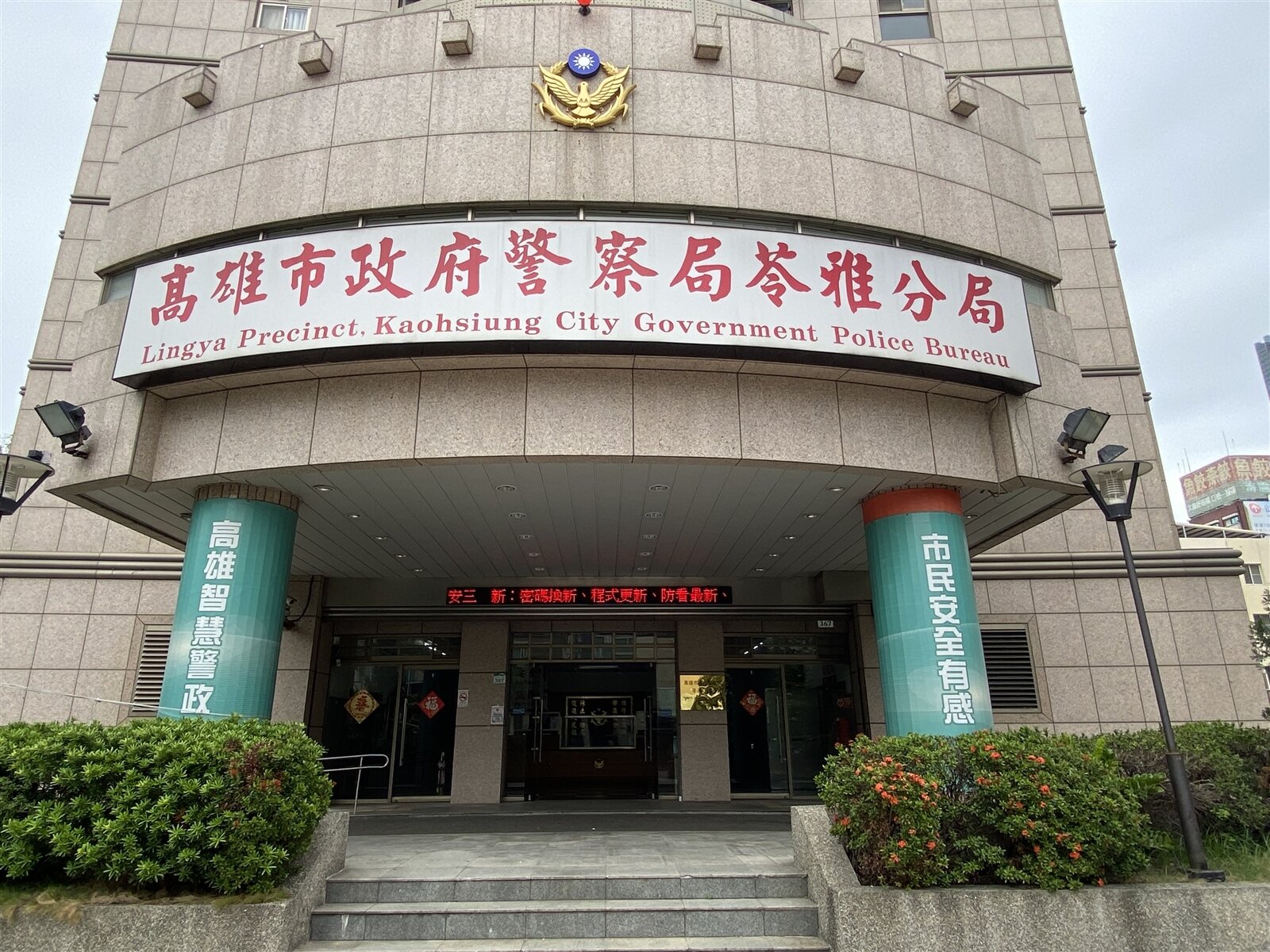 高雄市苓雅警分局轄區的武嶺街今天上午發生46歲劉姓男子和26歲朱姓女友雙雙陳屍租屋處案，警方初步排除他殺，明將報請檢察官相驗查死因。記者石秀華/攝影 