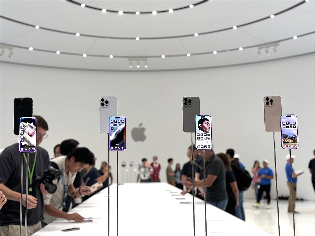 iPhone 16 Pro和iPhone 16 Pro Max提供黑色鈦金屬、自然色鈦金屬、白色鈦金屬,以及沙漠色鈦金屬共4種顏色。記者黃筱晴/攝影