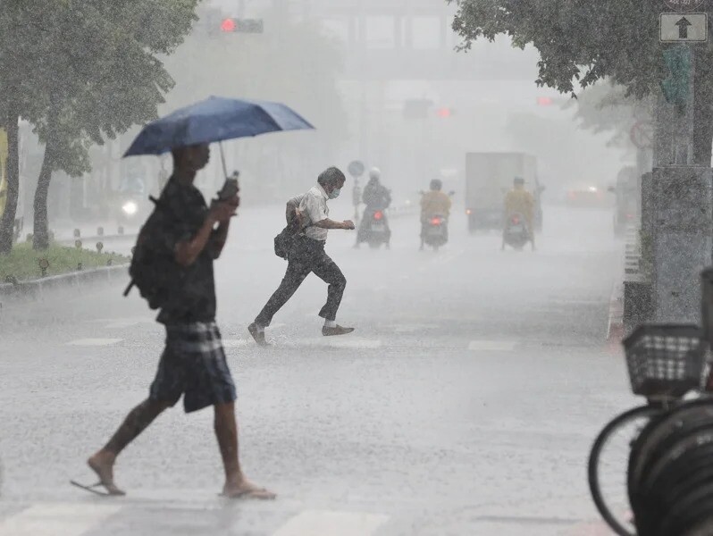 今台灣東北方有低壓通過，各地都有下雨機率。本報資料照 