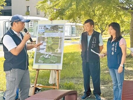 
台中市烏日區三和公園有一片綠地供民眾休憩，卻缺乏兒童遊樂設施，經台中市議員吳瓊華（右）等會勘爭取，中市建設局投入近453萬元設置飛機造型兒童遊樂設施，預計9月施作、10月底前完工。（潘虹恩攝）
