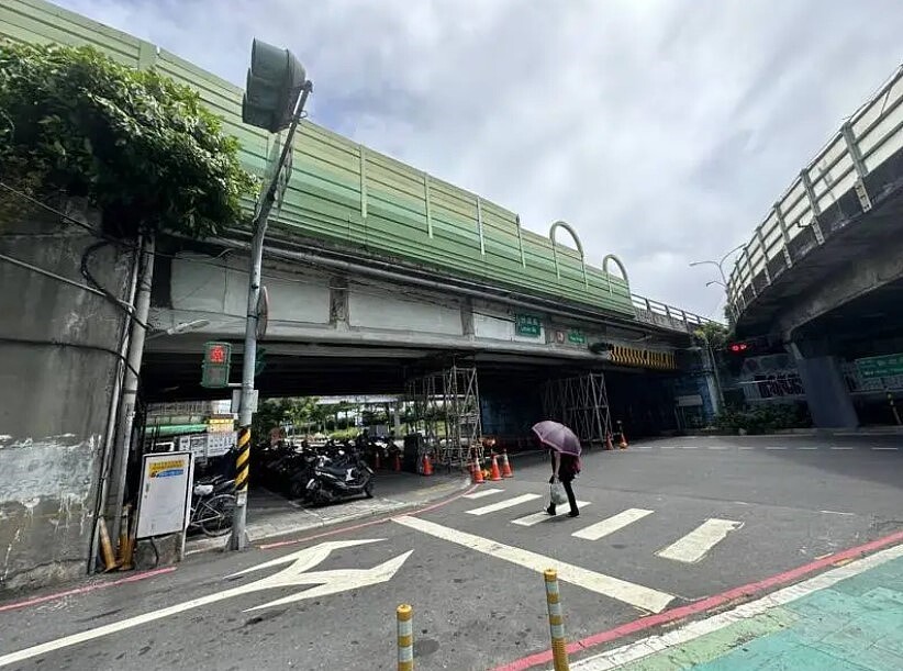 新北永和福和橋多次遭車輛撞擊，為保障橋梁安全，市府將辦理預力樑更換及護欄等附屬設施復舊相關工程。圖／新北工務局提供
