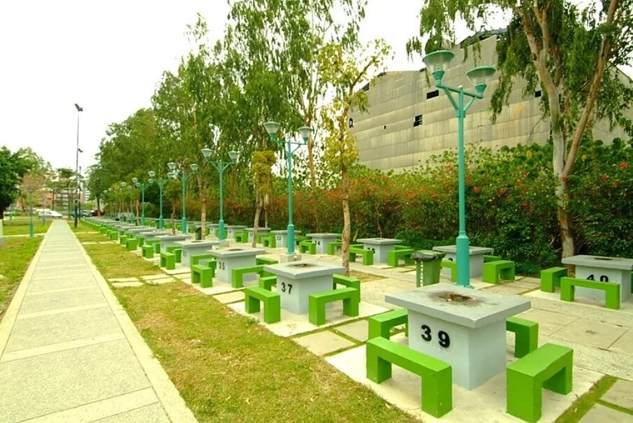 有網友整理出高雄數個合法烤肉區,例如市立社會教育館的烤肉區設有 40 座獨立式烤肉爐,需事前申請預約場地。圖/翻攝自高雄市立社會教育館網頁