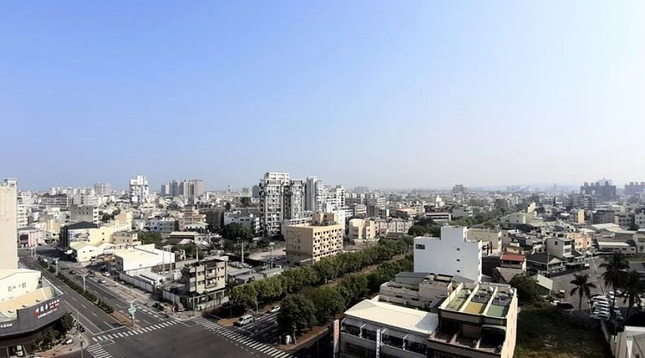 囤房稅2.0於7月上路,嘉縣配合修法,議會8月底三讀通過房屋稅徵收自治條例修正案,民眾非自用房屋全國總持有應稅戶數7戶以上及建商持有餘屋逾5年,皆適用每戶最高稅率4.8%。嘉義房市示意圖。聯合報資料照/記者游智文 攝影