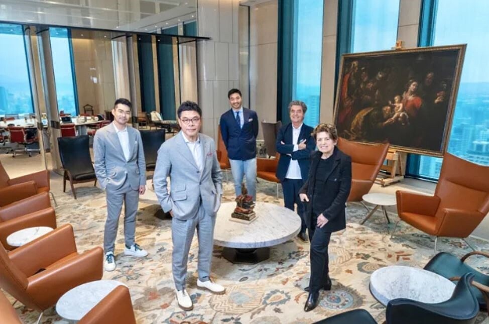 聯聚建設創辦人江韋侖(左二)與ACPV建築團隊合影。 聯聚建設/提供