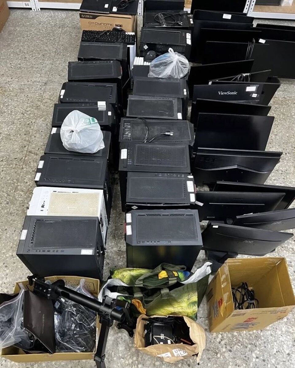 高市刑大科偵隊警方破獲以李姓男子為首等19名犯嫌,專替賭博網站洗錢,2年洗錢9兆越南盾、折合台幣120億元,警方查扣電腦等軟硬體設備。記者石秀華/翻攝