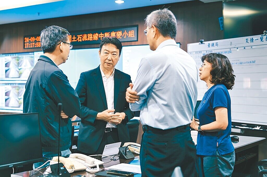 交通部長陳世凱(左二)剛上任就遇到大雨導致蘇花公路崇德至和仁鐵公路中斷,隨即從台中北上到台鐵應變中心聽取簡報。圖/交通部提供