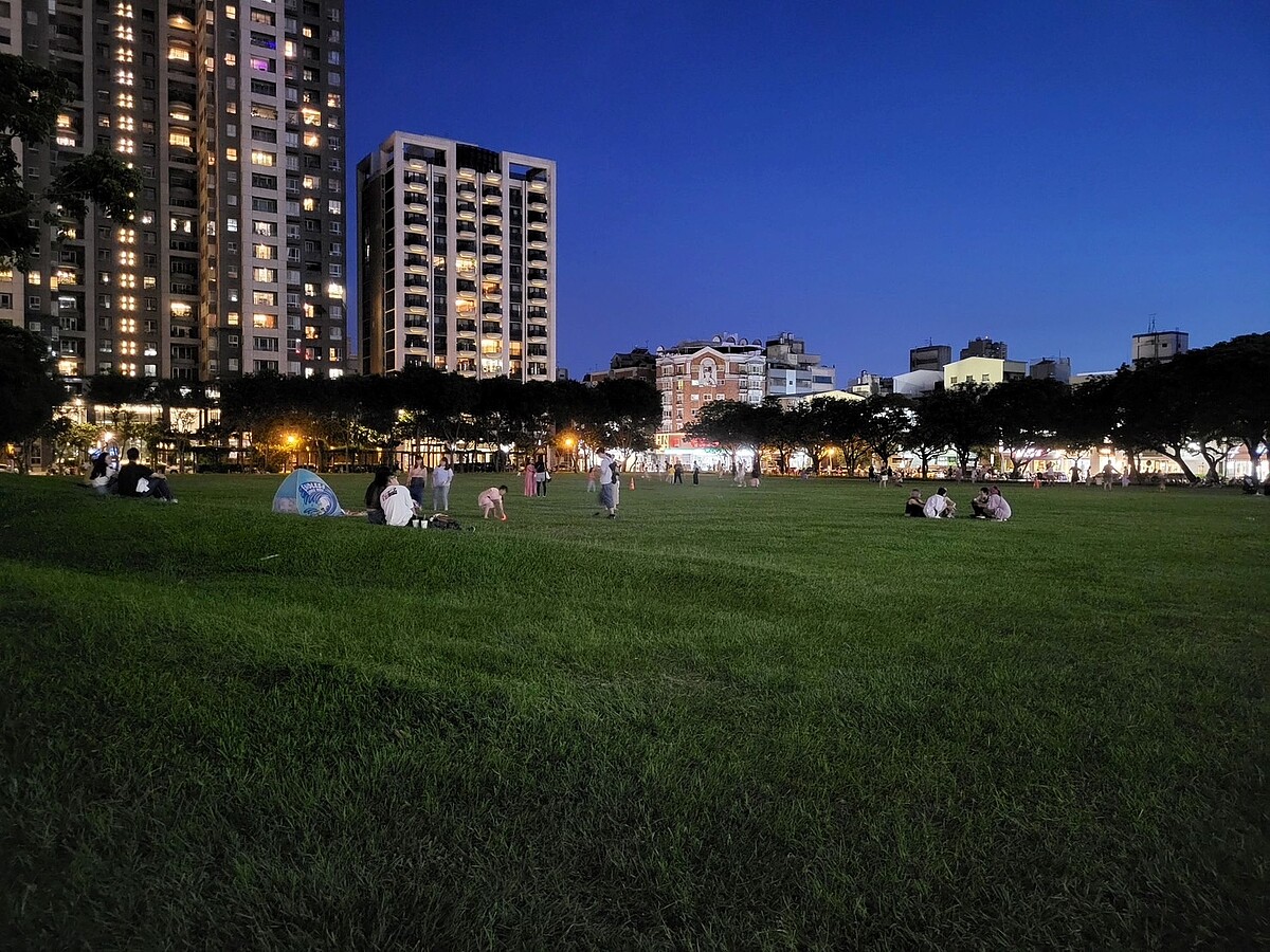 市民廣場是民眾假日休憩的好去處。圖／建設局提供