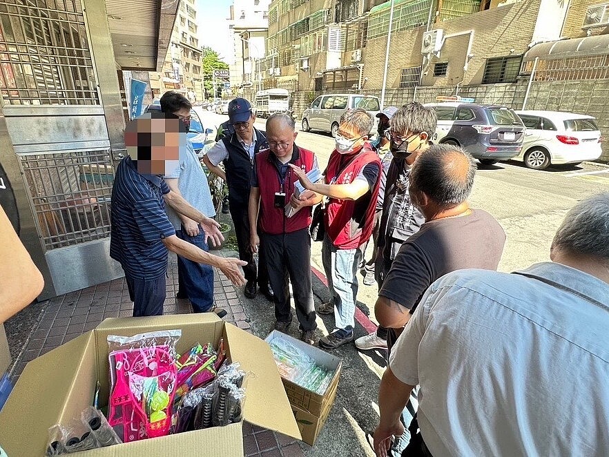 9日持續辦理第二批次強制執行作業,經向林姓義務人說明及確認販賣物庫存情形,行政執行署當場查封泡泡槍、風箏、竹蜻蜓等玩具數組,並限期義務人於19日前至行政執行署繳清總計15萬餘元的積欠罰鍰。圖/建設局提供