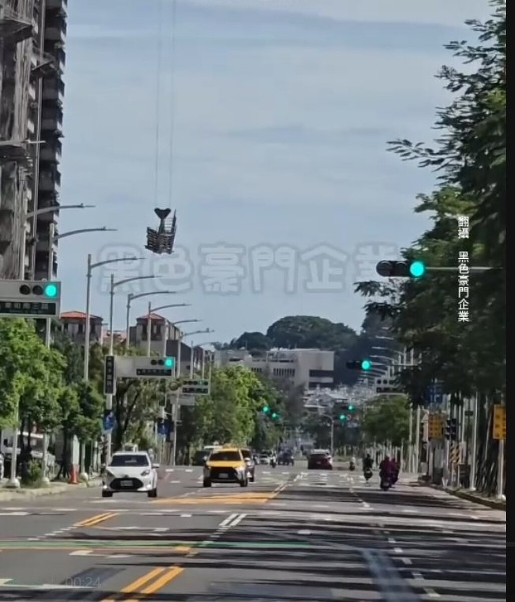 高雄市鼓山區一棟新建大樓進行高樓吊掛作業，地面無人交管，勞檢處查證屬實，將依法開罰。圖／翻攝黑色豪門企業