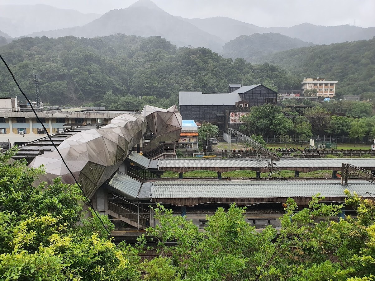 猴硐貓橋年久失修猛漏水，觀旅局原以1800萬元標出修繕工程，契變後修繕工程高達2131萬元。記者李定宇／攝影 