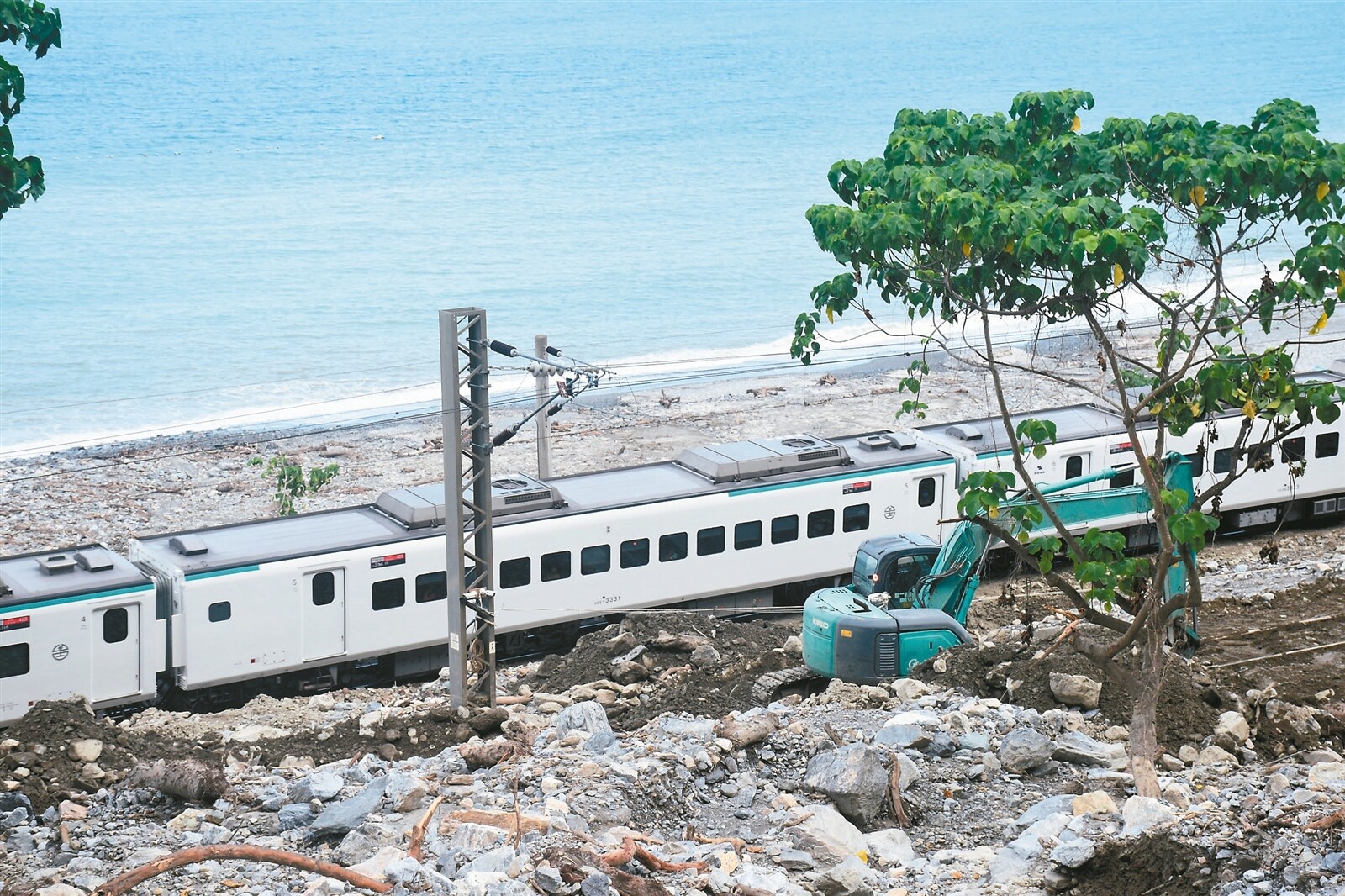 回家好難 台鐵崇德段八日受強降雨影響，發生土石流，鐵路再度中斷，搶通後列車慢速通過。記者王思慧／攝影 