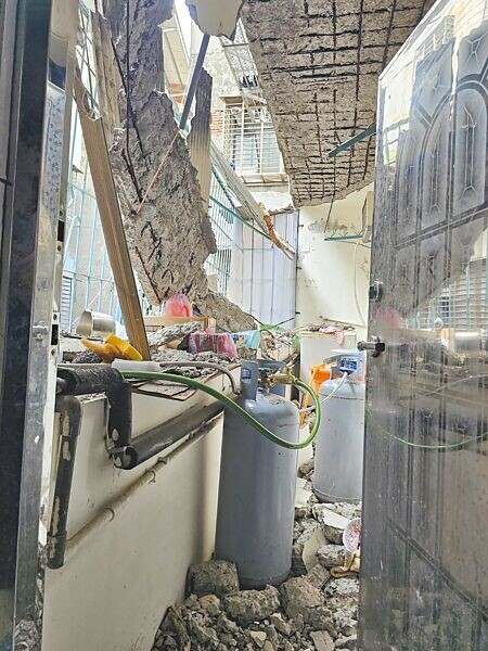 
新北市三重區永安北路一棟海砂屋9日下午發生坍塌意外，導致住在4樓的一名68歲的黃姓老婦人被砸傷左手送醫。（柯毓庭攝）
