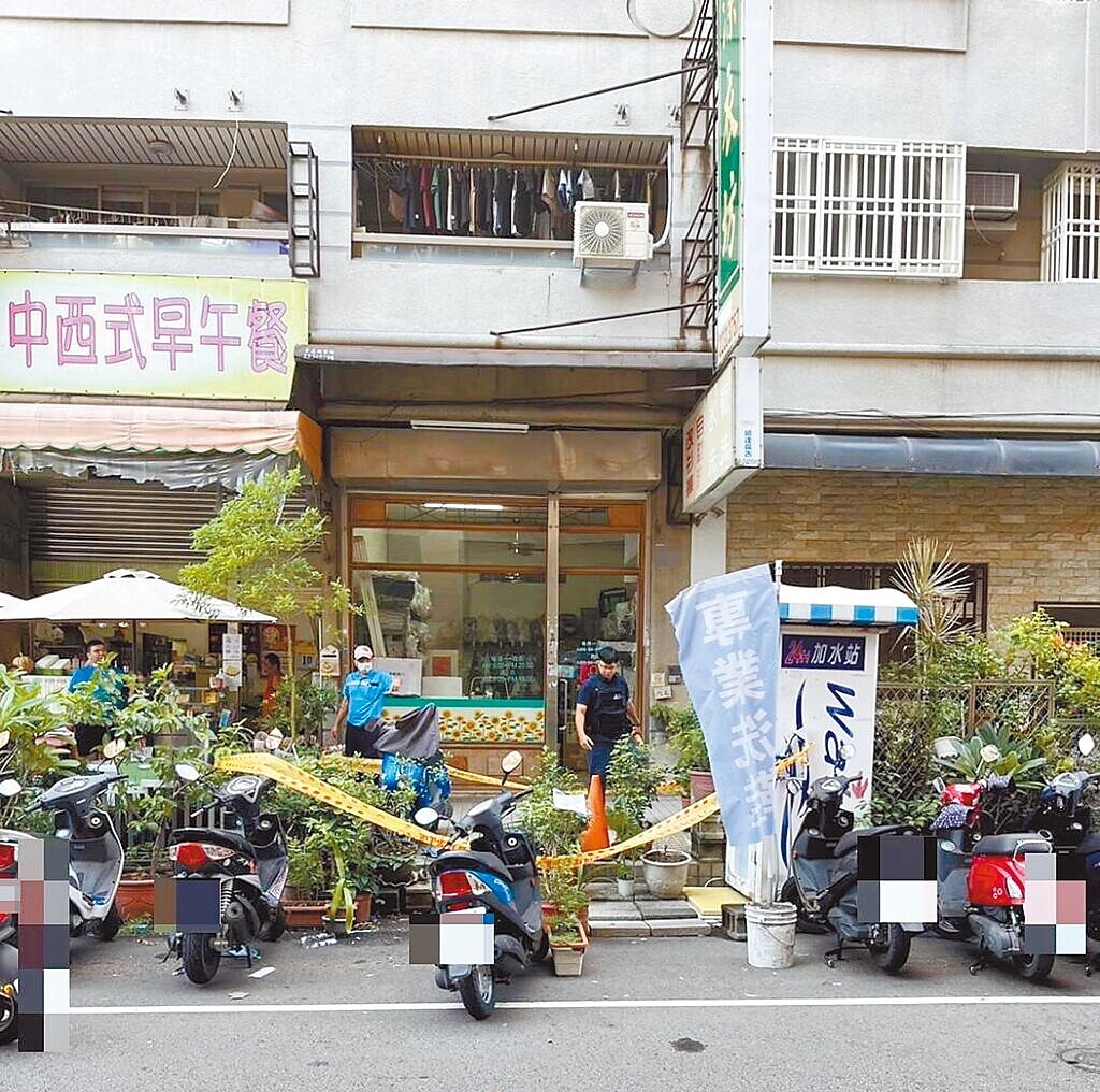 台中北屯區1棟大樓10日上午傳出離奇墜樓案件，1名男子從高樓墜落，直接砸到停放在人行道的機車、花圃，當場無呼吸心跳。（民眾提供）