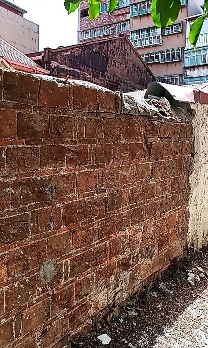 淡水天主堂7月初開始重建,拆除護室天花板時發現清代古牆。圖/滬尾田野工作室提供