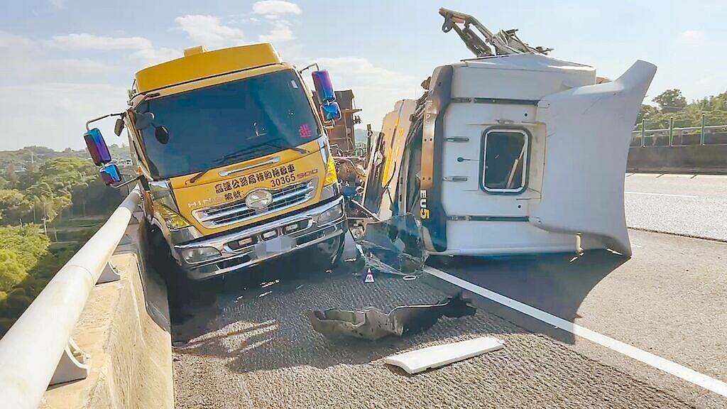 國道3號通霄路段10日清晨發生1輛國道救援隊拖吊車遭砂石車追撞事故，因撞擊力道強大，不但車體扭曲變形，拖吊車李姓駕駛及故障大貨車賴姓駕駛雙亡。（讀者提供）