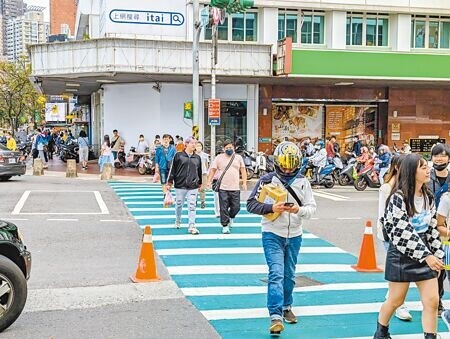 
基隆市今年上半年道路交通事故及行人死傷都較去年同期大幅降低，基隆市長謝國樑11日宣布，將自10月起加強對行人宣導遵守交通規則，盼進一步降低交通事故件數及死傷率。（張志康攝）
