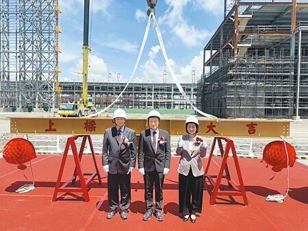 洲鉅風電於高雄港洲際一期A6-B用地上興建200公尺室內組裝廠房,11日舉行上梁典禮,港務公司總經理王錦榮(左)、洲鉅風電董事長廖士銘(中)、屏東縣長周春米(右)在鋼梁上簽名並鎖上金螺絲。(洪靖宜攝)