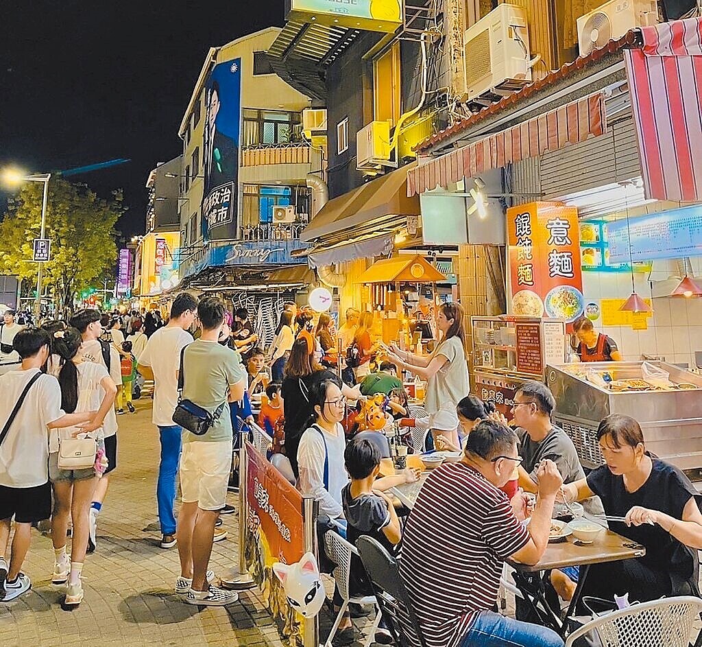 台南市海安、國華友愛、中正、赤嵌朋派、孔廟5個商圈首度攜手推出3條低碳遊城路線,其中海安商圈主打愈夜愈美麗的夜生活特色。(黃舜屏提供)