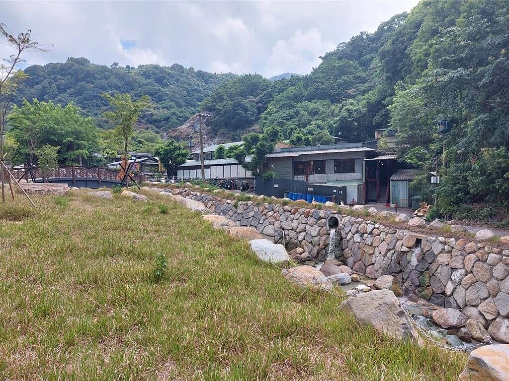 目前行義路特區的溫泉廢水經毛髪過濾器過濾後排放至磺溪,溫泉廢水酸鹼中和後預計2028年可全數納管。(台北市衛工處提供)