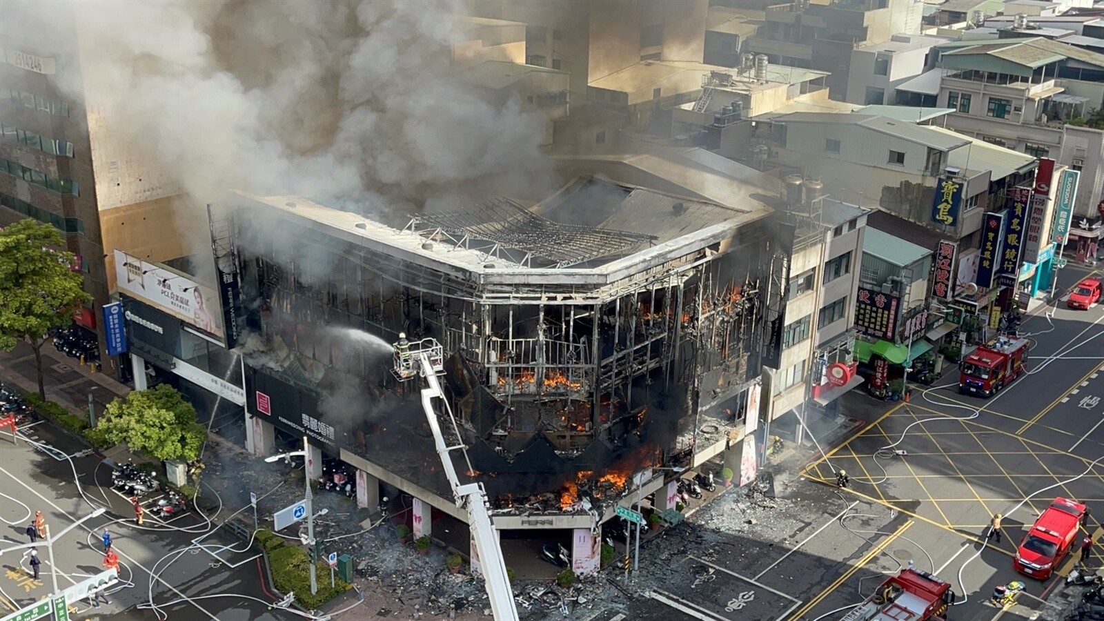 高市婚紗店「翡麗婚禮」10日發生火警，4層建築燒剩骨架，事後店家遭爆使用執照是2層樓加強磚造建物，疑似自2009年起違建迄今。本報資料照片 