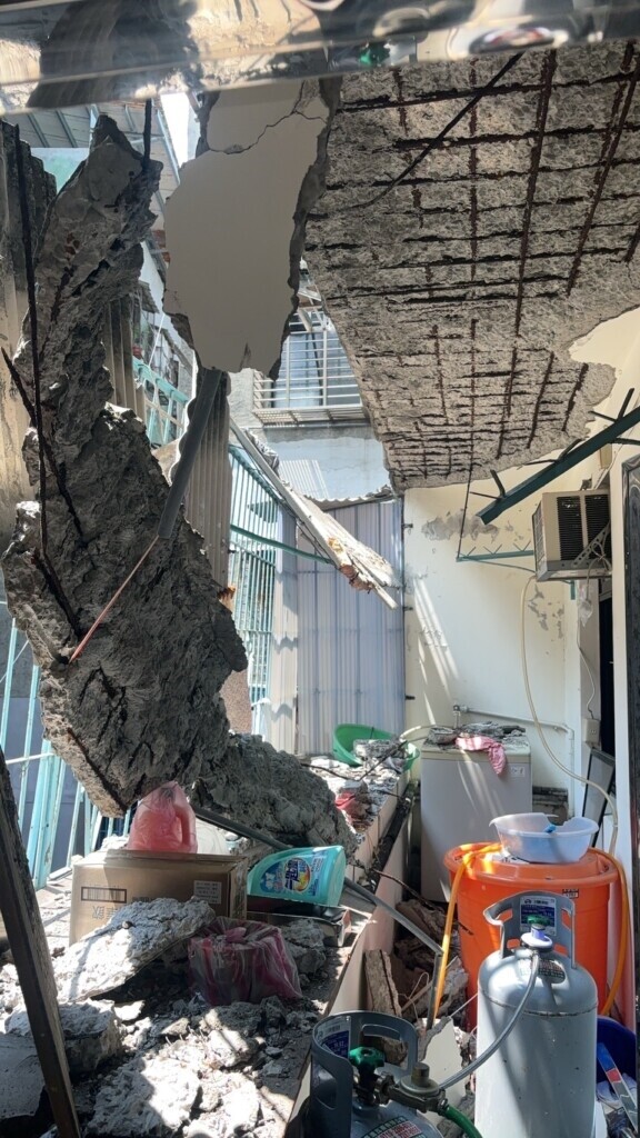 三重區海砂屋後陽台頂板崩落，勘查結果為後陽台頂板崩落，其餘室內樑柱結構輕微損壞，圖片新北市政府提供