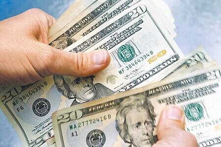 觀察過往美元指數降息一年後平均下跌3%,七次降息循環有五次下跌。圖∕本報資料照片