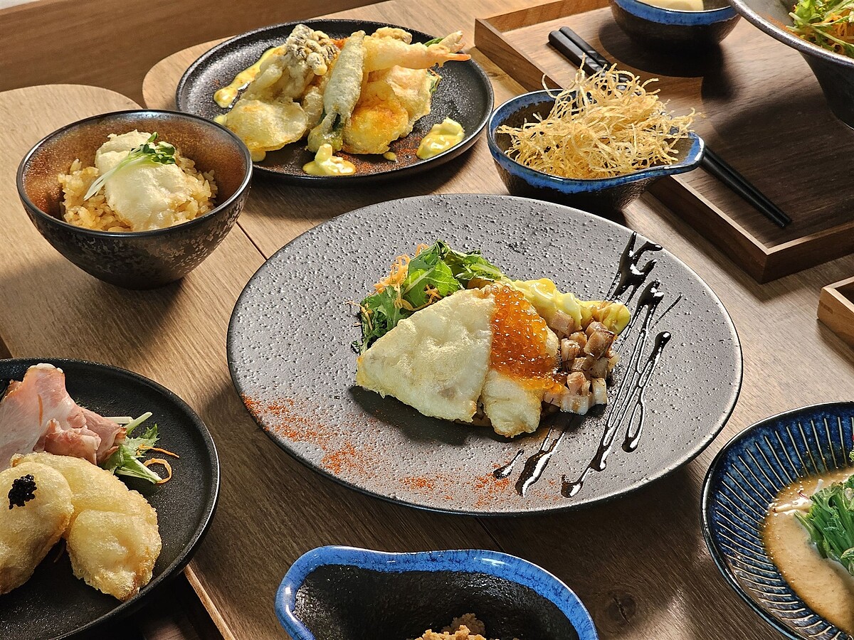 抱きしめ鯛提供有多款特色副餐,包括奶油松露蝦味拌麵、豪華鯛魚丼飯、天婦羅等品項。記者陳睿中/攝影