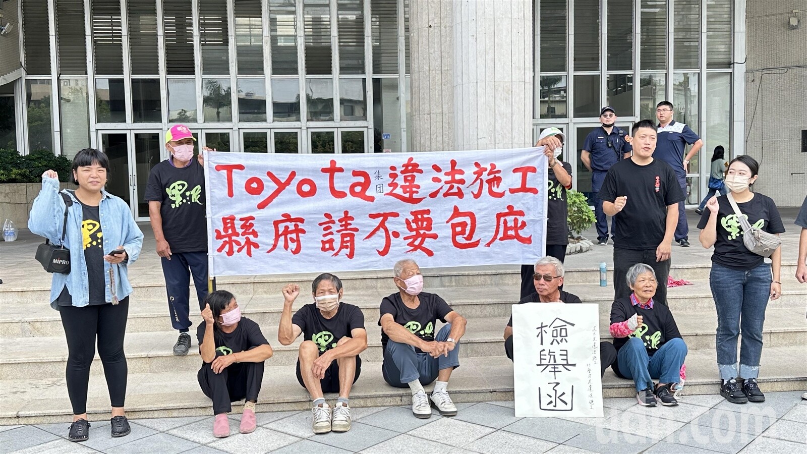 和泰集團旗下子公司長源汽車承租溪州鄉進樂段台糖土地，計畫興建汽車展售中心，當地人士今天到縣府前陳情，指長源沒有建照就施工，要求縣府查明開罰。記者劉明岩／攝影 