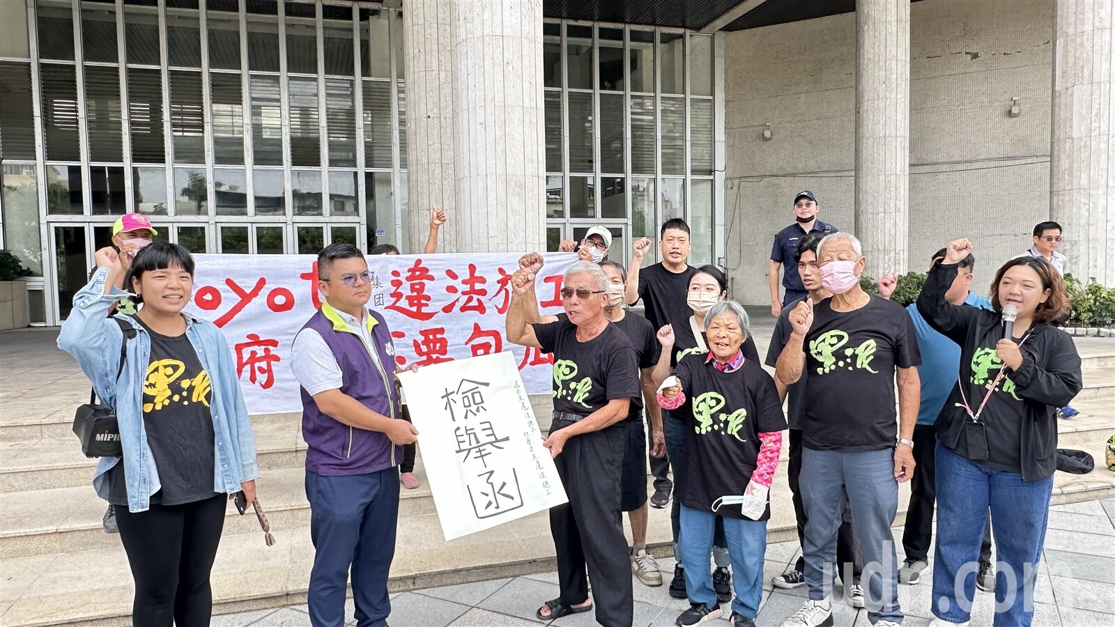 知名汽車集團旗下子公司長源汽車承租溪州鄉進樂段台糖土地，計畫興建汽車展售中心，當地人士今天到縣府前陳情，指長源沒有建照就施工，要求縣府查明開罰。記者劉明岩／攝影 