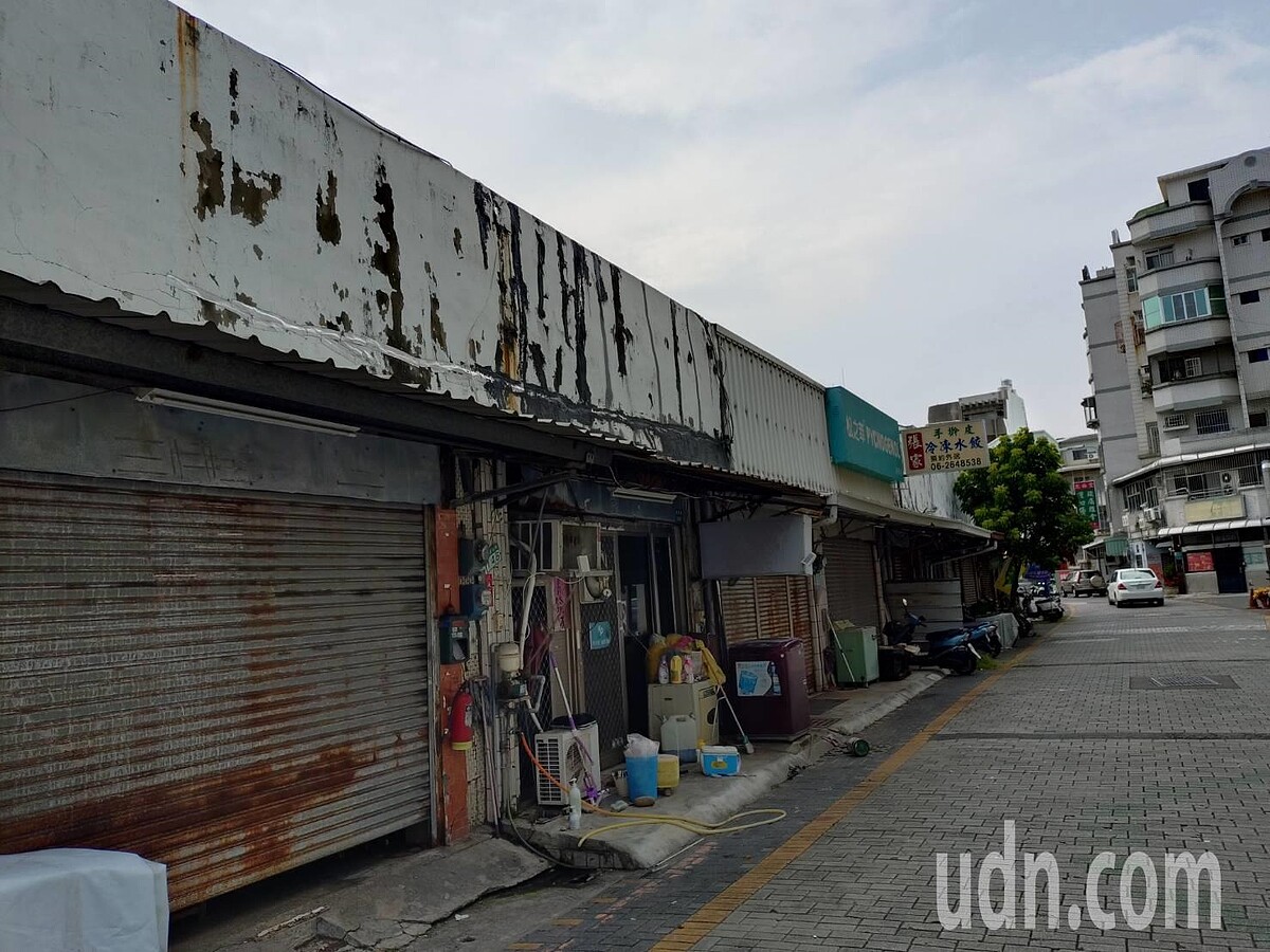 台南市政府將拆除南區大台南觀光城，攤商反對，要求市府做好配套措施。記者鄭惠仁／攝影 