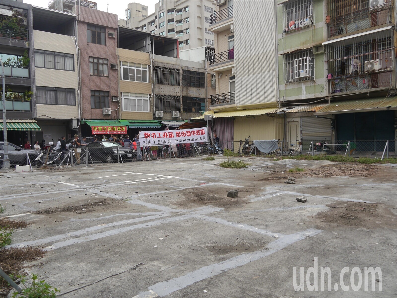 中都戲院連同市場攤位一併被市府拆除，地面畫設的白線就是拆除前的攤位位置，攤商說，當年攤位價格從2萬元至5萬元不等，一個攤位價格幾乎等同現在對街一棟透天厝（約1300萬元）。記者徐白櫻／攝影 