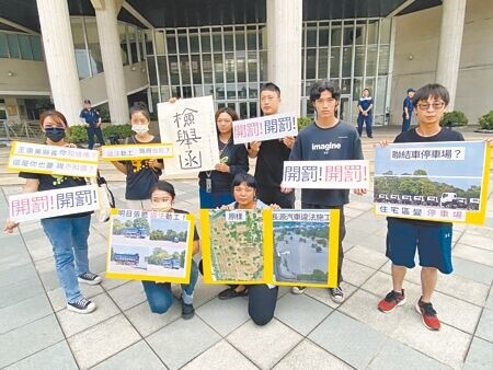 
彰化縣莿仔埤圳產業文化協會與「我愛溪州」團隊12日到彰化縣政府具函檢舉。（孫英哲攝）
